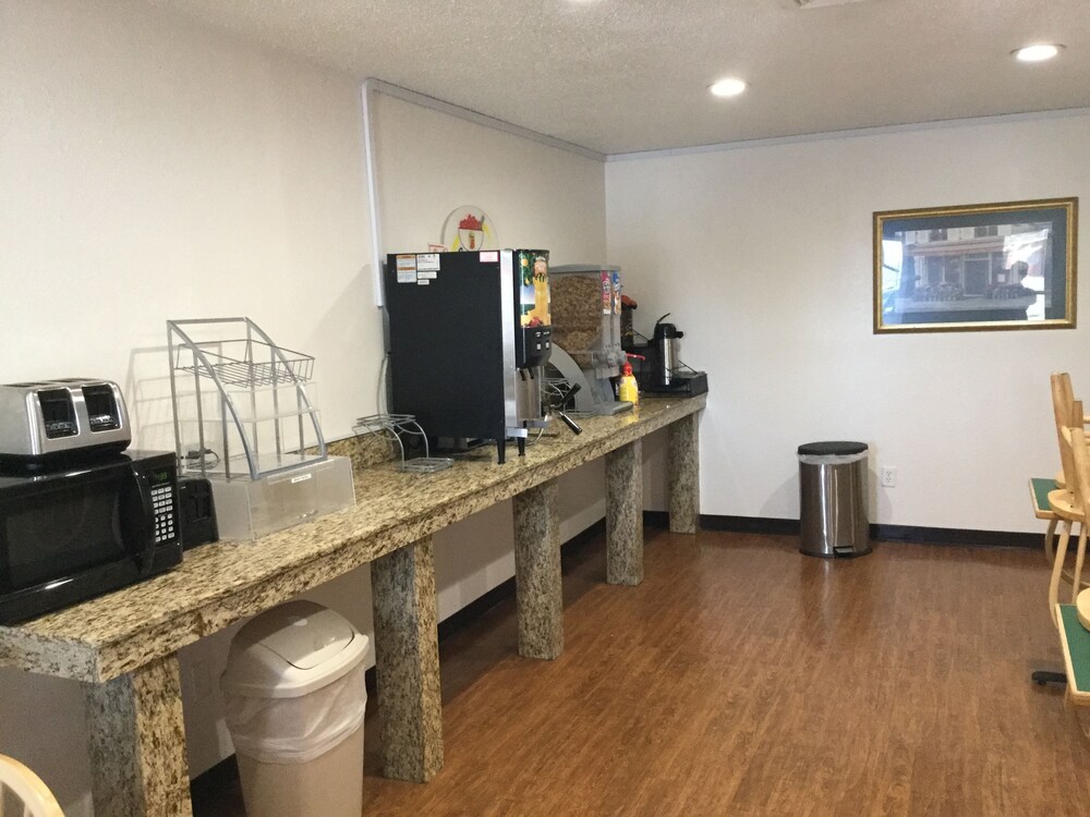 Breakfast area, Super 8 by Wyndham Middletown