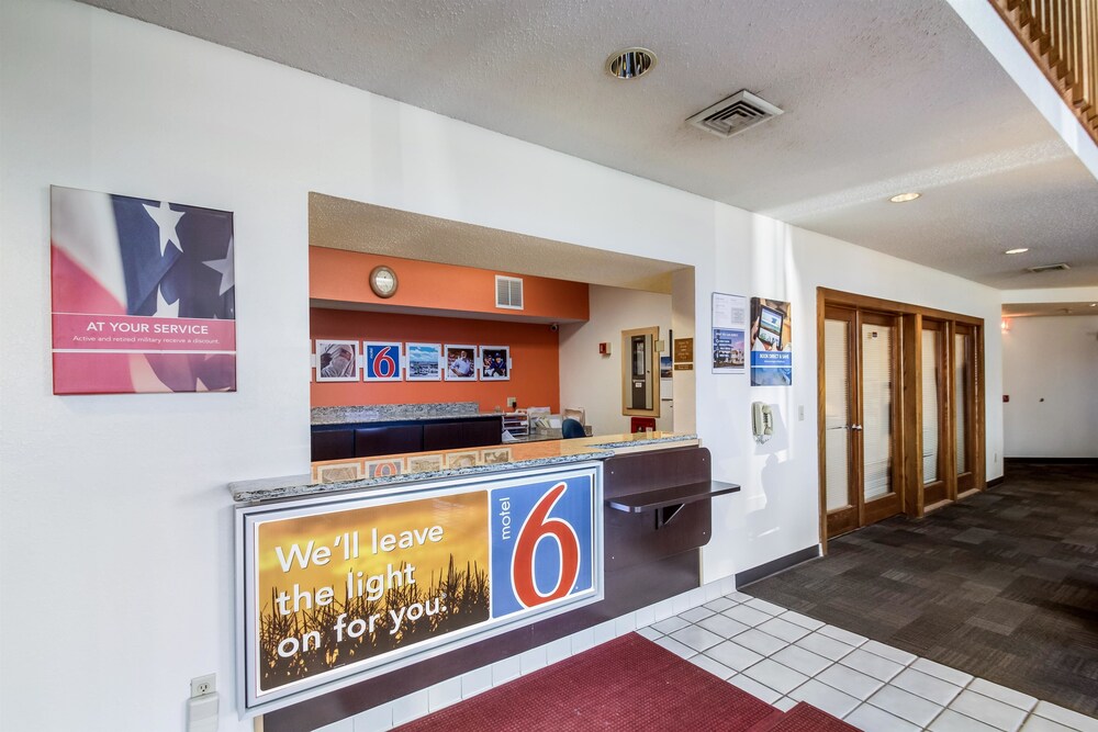 Motel 6 Saukville, WI