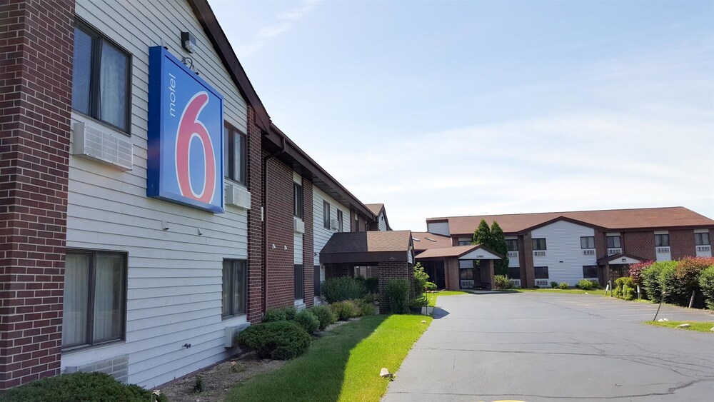 Motel 6 Saukville, WI