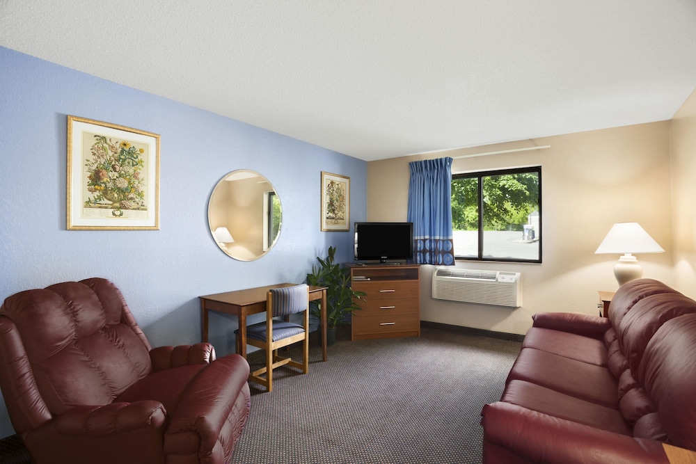 Room, Super 8 by Wyndham Oneida Verona