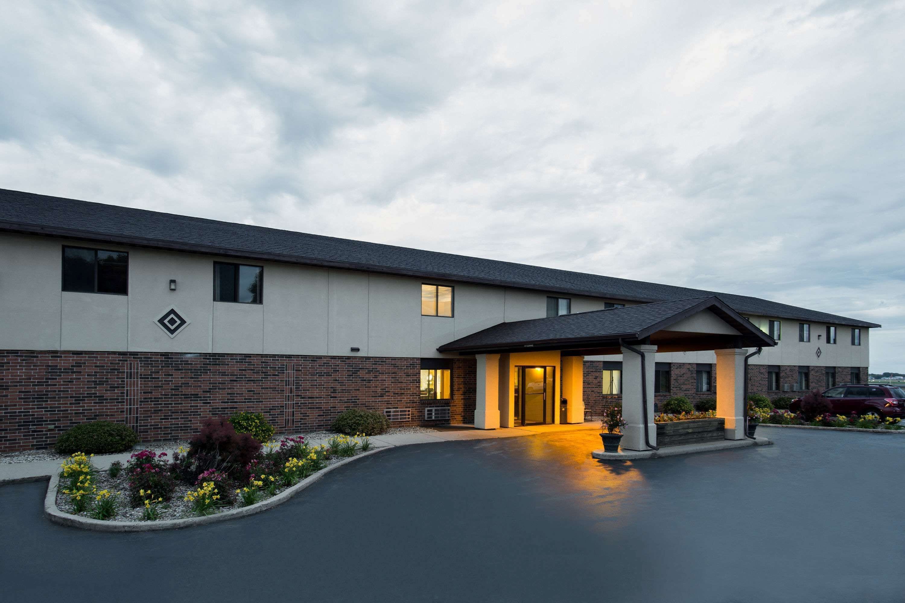 Super 8 by Wyndham Oshkosh Airport in Oshkosh, United States
