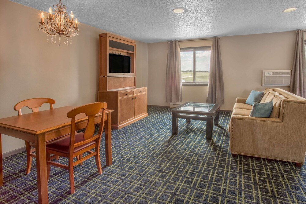 Super 8 by Wyndham Oshkosh Airport