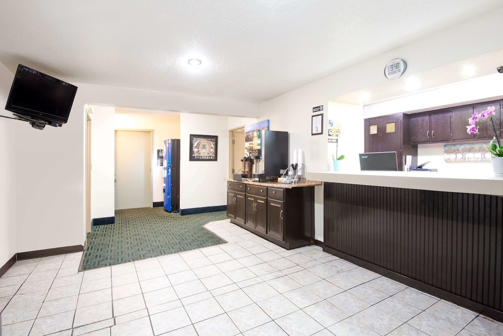 Lobby, Super 8 by Wyndham Pittsburgh Airport/Coraopolis Area