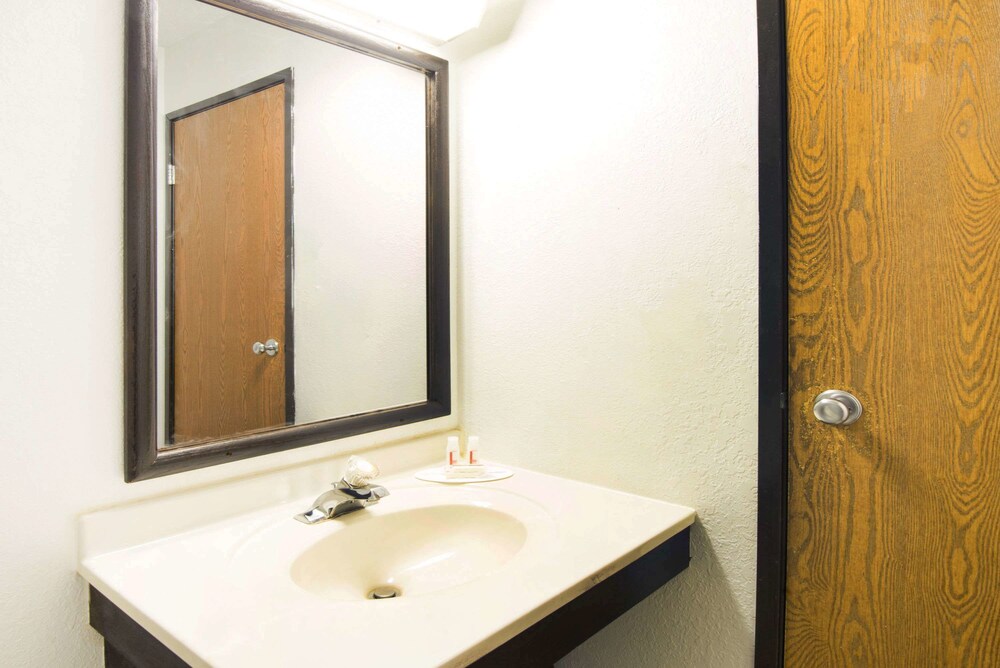 Bathroom, Super 8 by Wyndham Pittsburgh Airport/Coraopolis Area