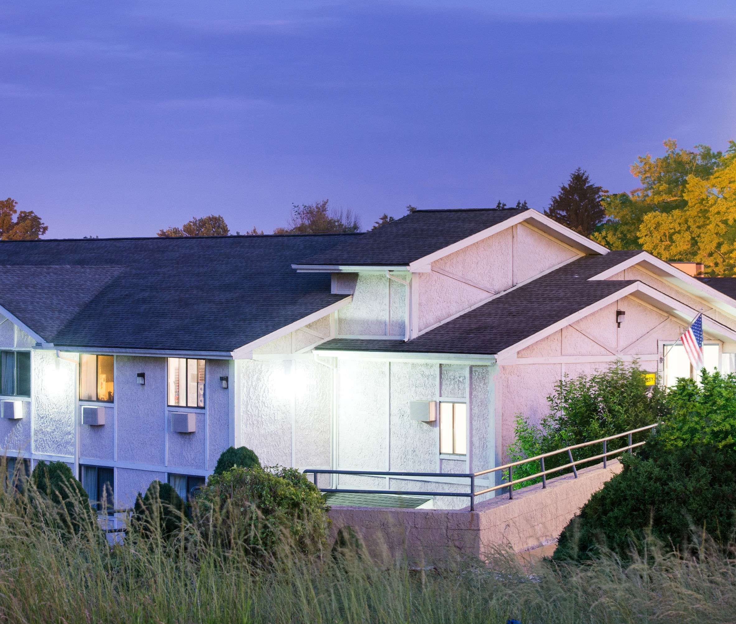 Super 8 by Wyndham Pittsburgh Airport/Coraopolis Area in Coraopolis, United States