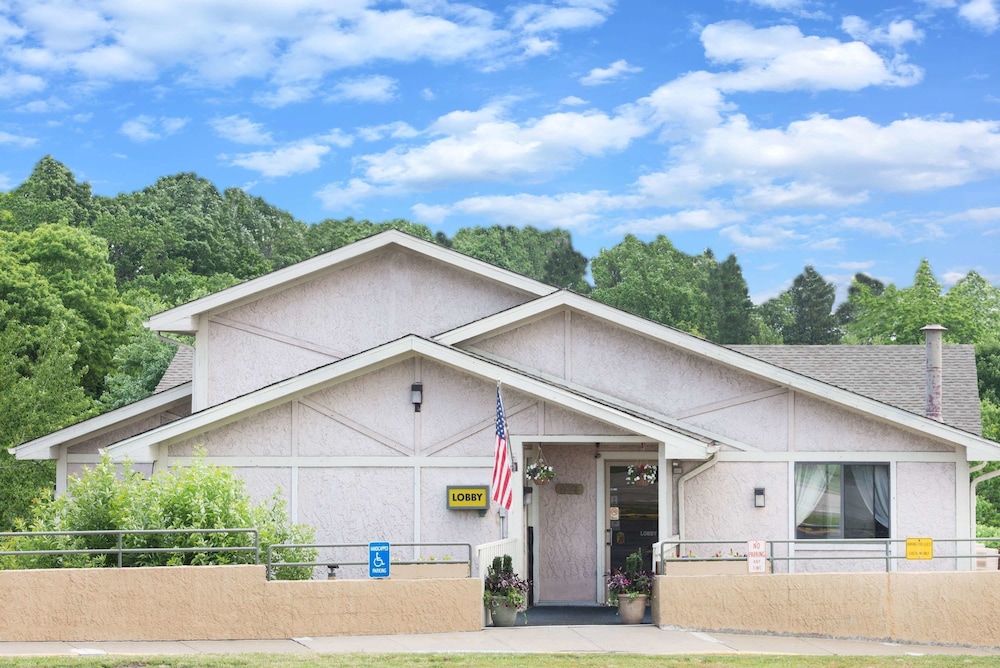 Exterior, Super 8 by Wyndham Pittsburgh Airport/Coraopolis Area