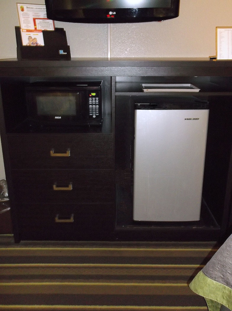 Mini-refrigerator, Super 8 by Wyndham Brookings