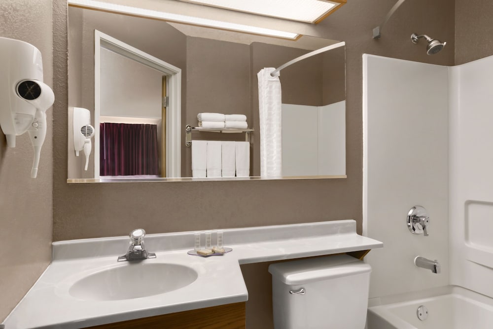 Bathroom, Super 8 by Wyndham Brookings