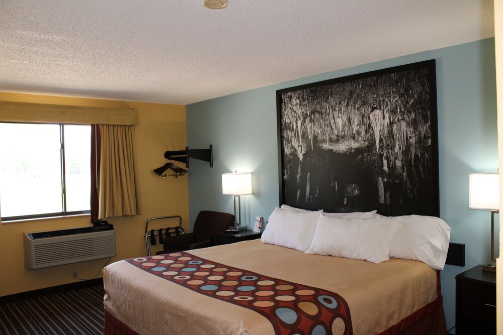 Room, Super 8 by Wyndham Warrenton