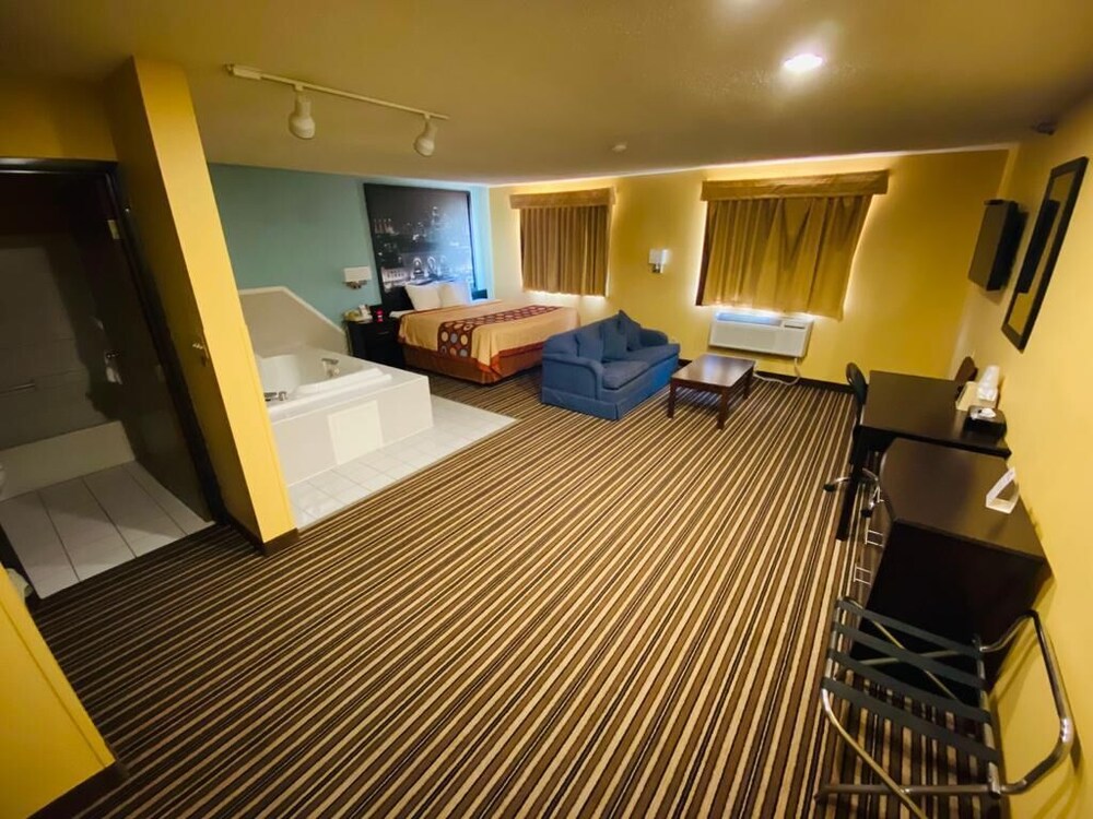 Room, Super 8 by Wyndham Warrenton