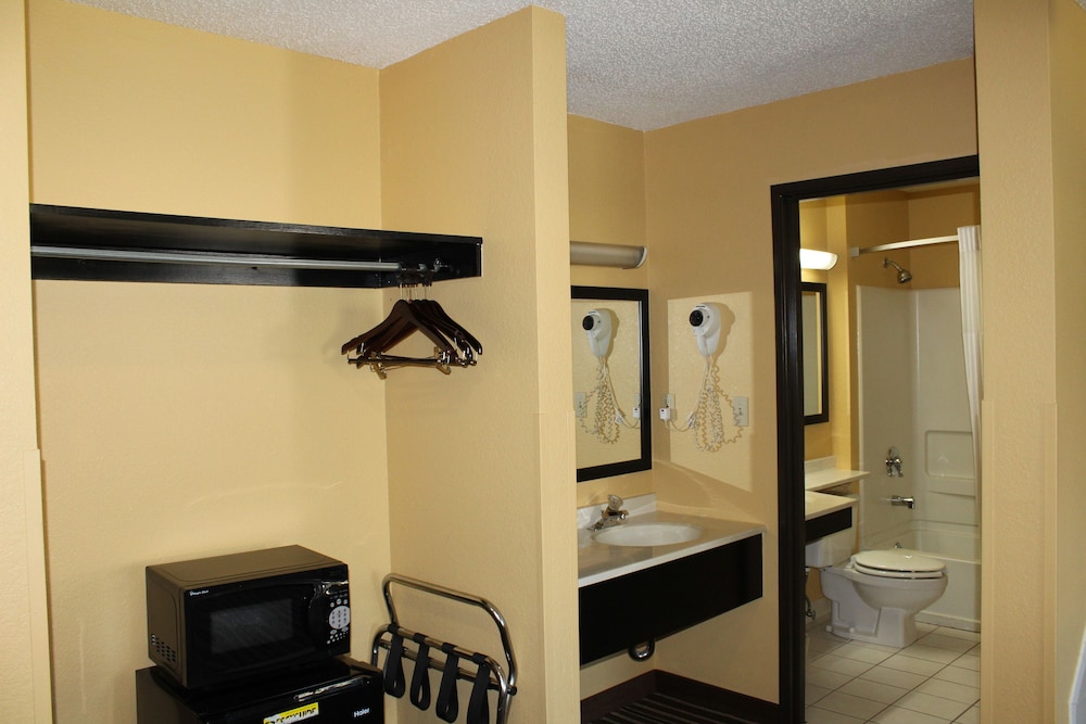 Bathroom, Super 8 by Wyndham Warrenton