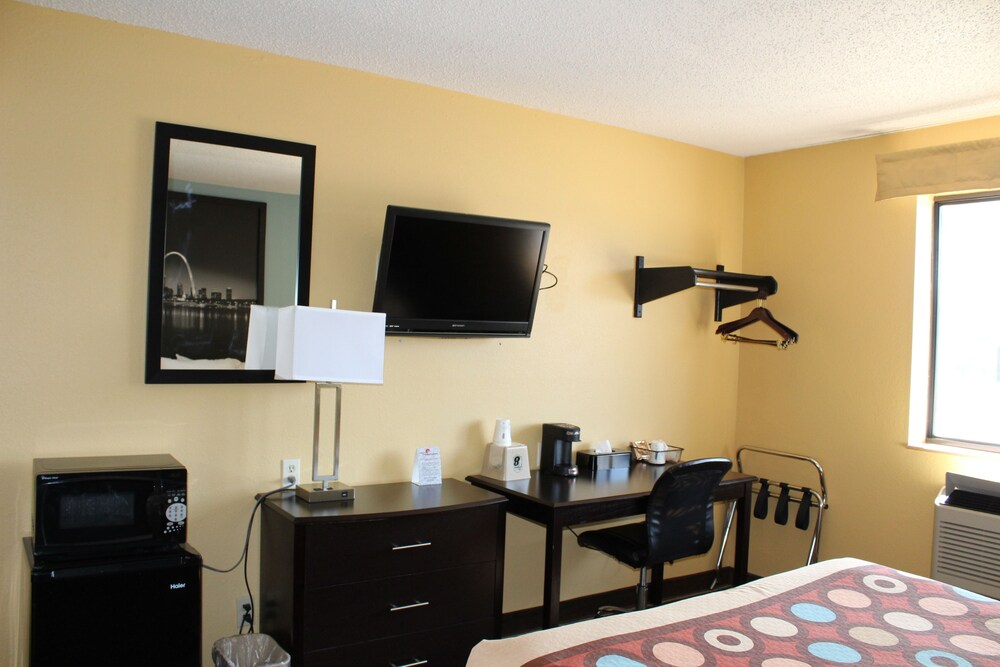 Room, Super 8 by Wyndham Warrenton