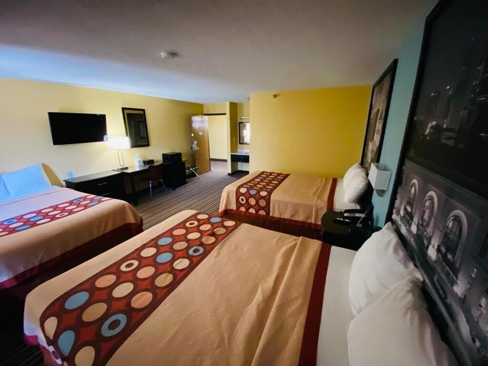 Room, Super 8 by Wyndham Warrenton