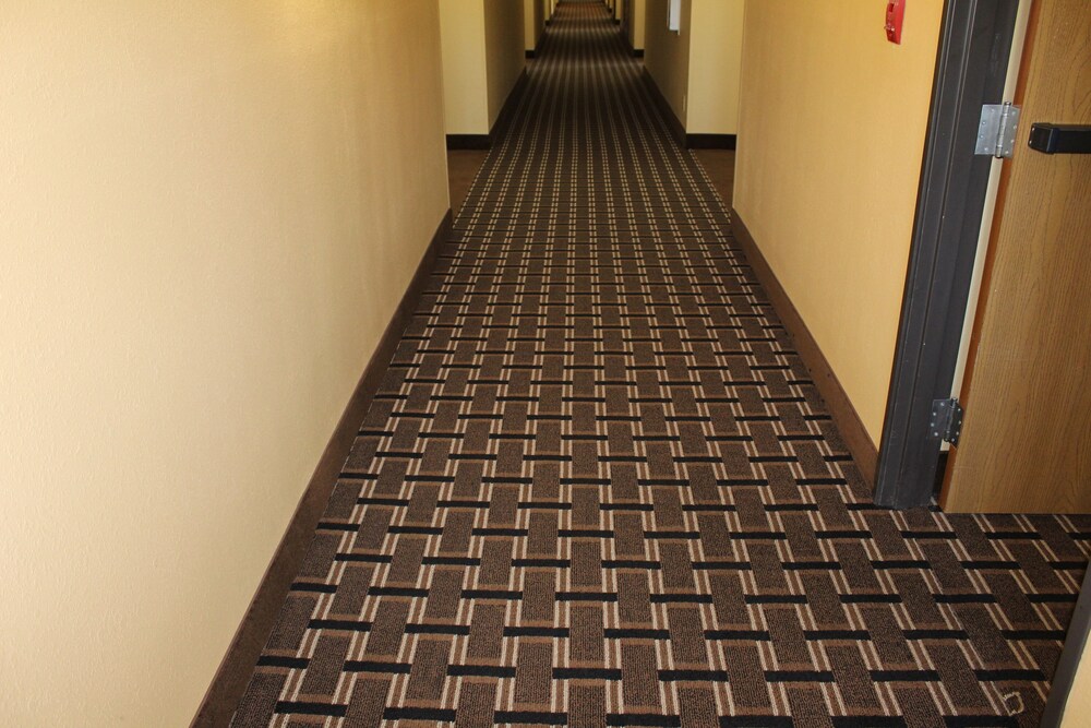 Hallway, Super 8 by Wyndham Warrenton