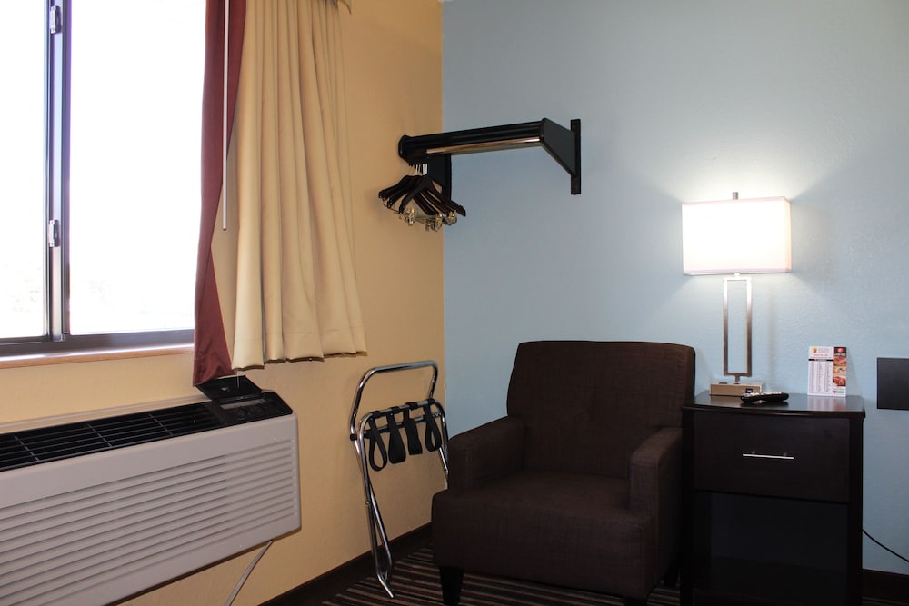 Room, Super 8 by Wyndham Warrenton