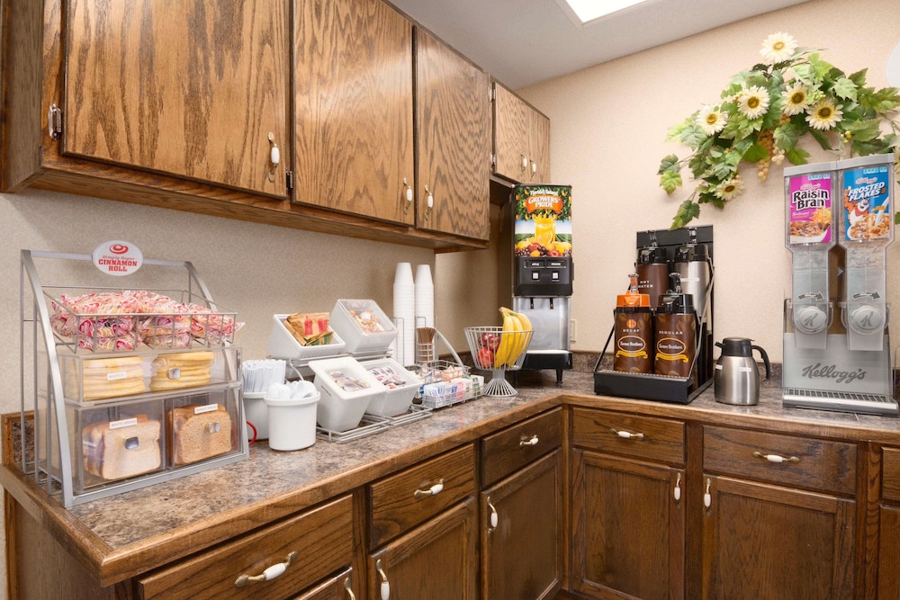 Breakfast area, Super 8 by Wyndham Hattiesburg North