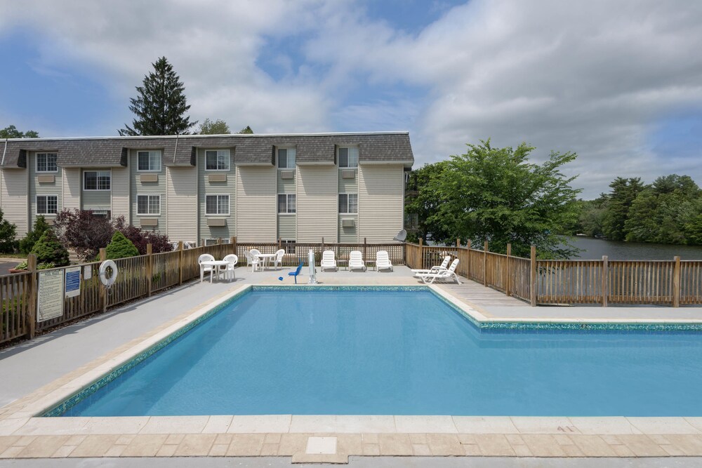 Outdoor pool, Super 8 by Wyndham Sturbridge