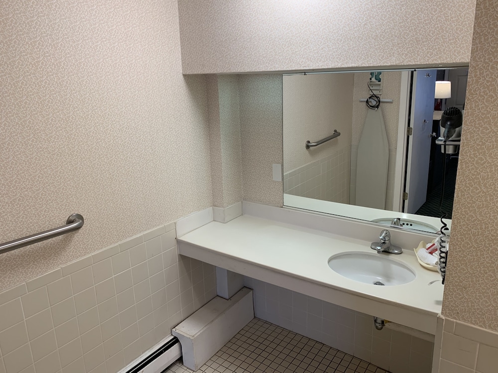 Bathroom, Super 8 by Wyndham Sturbridge