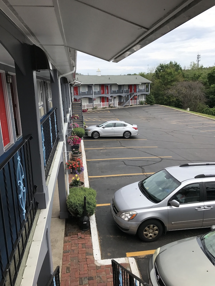 Parking, Super 8 by Wyndham Sturbridge