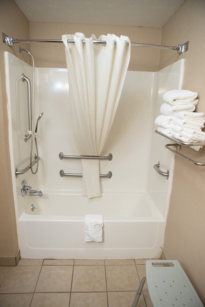 Bathroom, Super 8 by Wyndham Fairmont