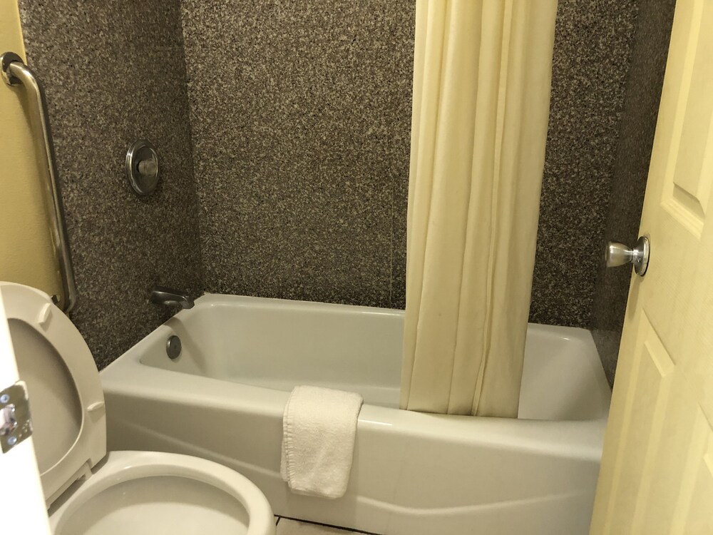 Super 8 by Wyndham Tulsa
