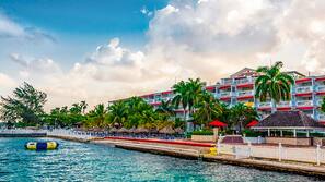 2 outdoor pools, free pool cabanas, pool umbrellas