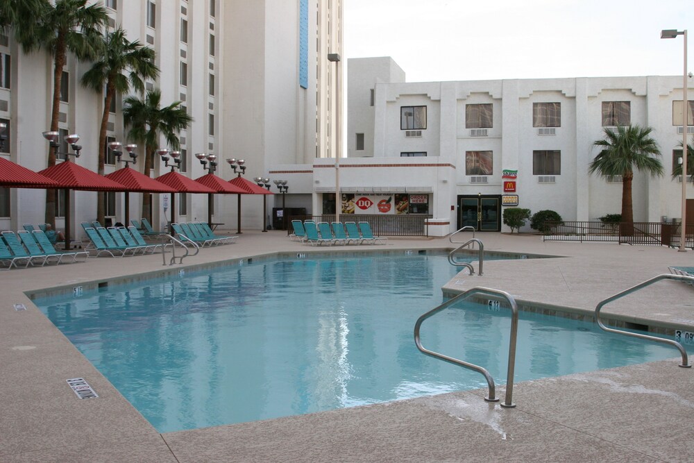 Outdoor pool, Edgewater Hotel & Casino Resort