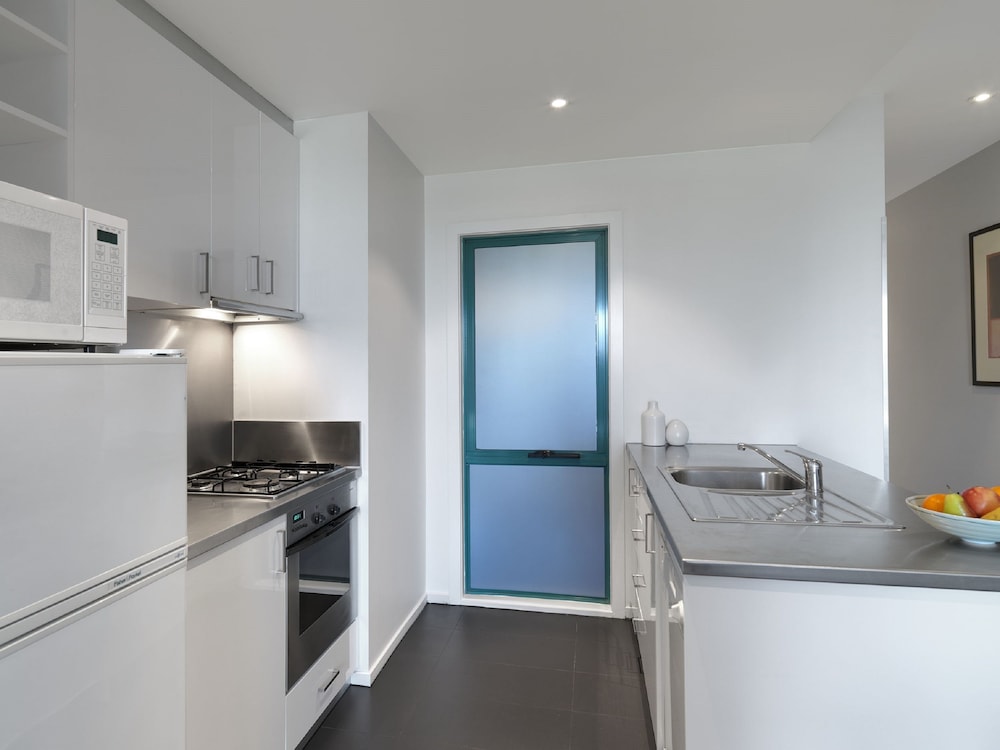 Private kitchen, Adina Apartment Hotel St Kilda Melbourne