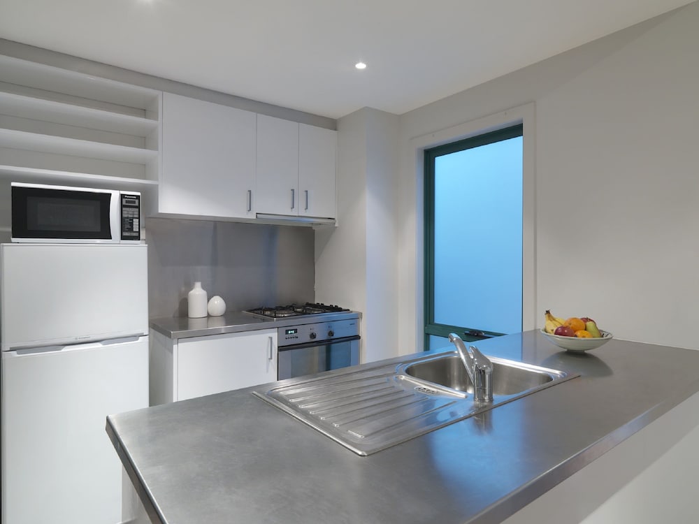 Private kitchen, Adina Apartment Hotel St Kilda Melbourne