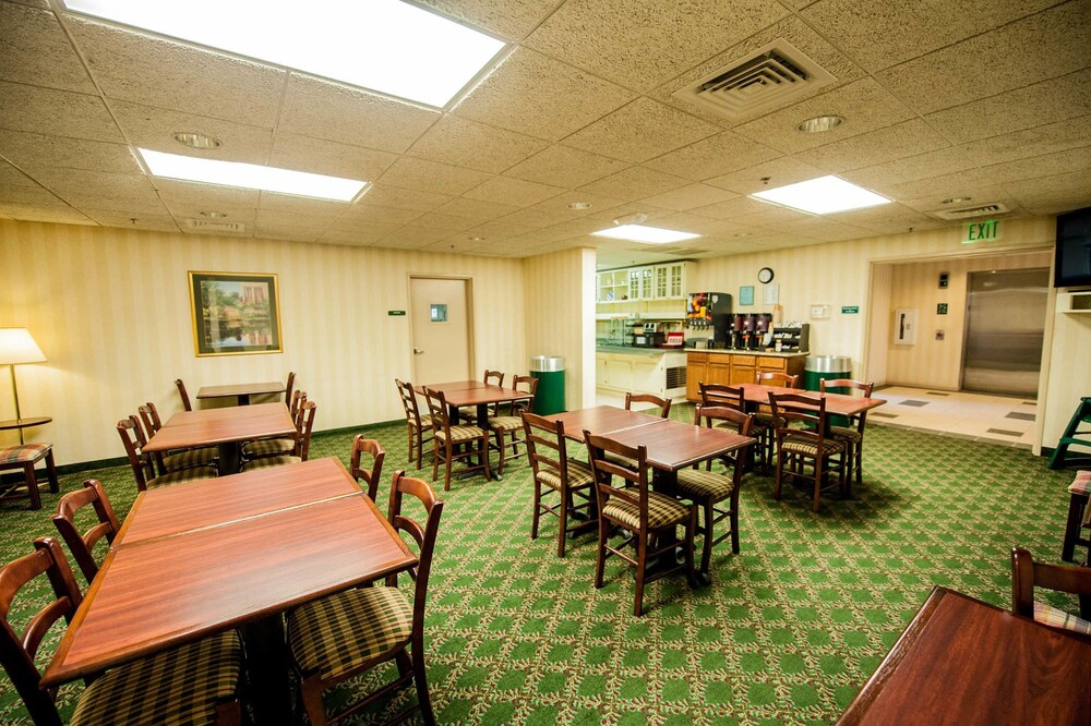 Breakfast area, Greystone Inn and Suites