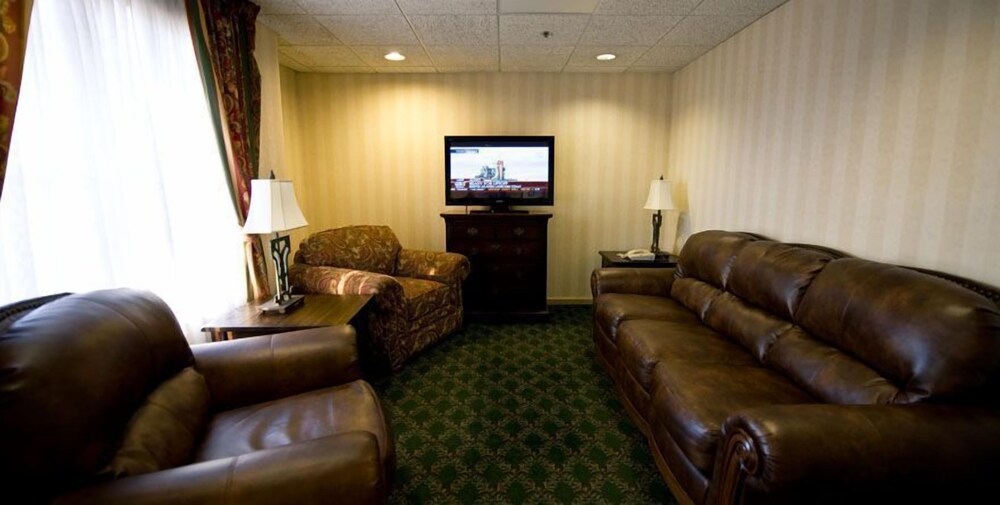 Lobby sitting area, Greystone Inn and Suites