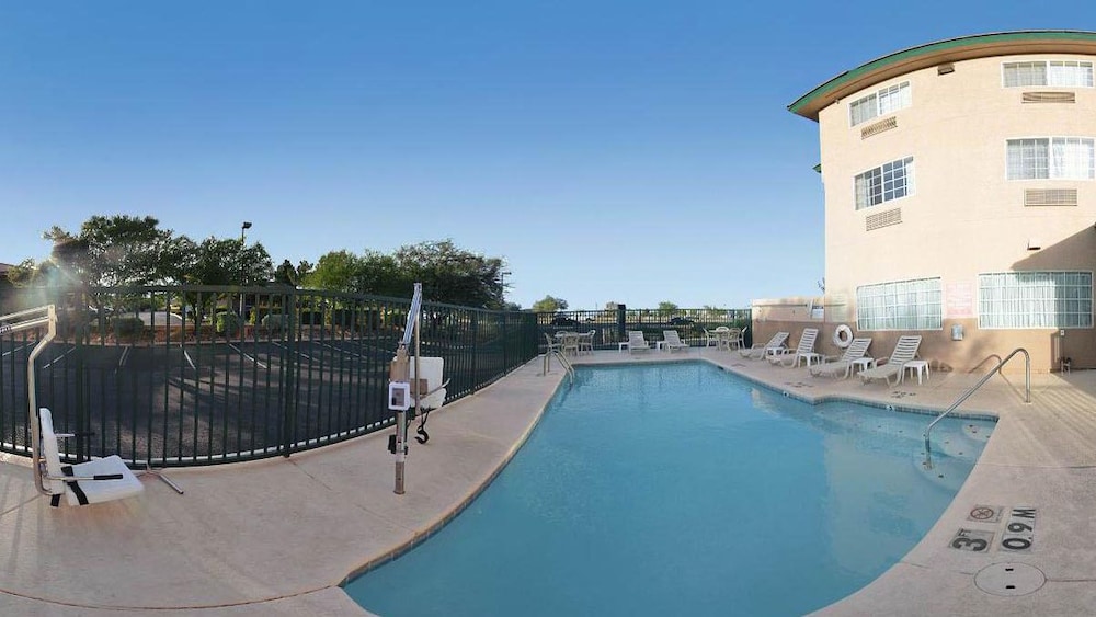 Outdoor pool, Comfort Inn & Suites Sierra Vista Near Ft Huachuca