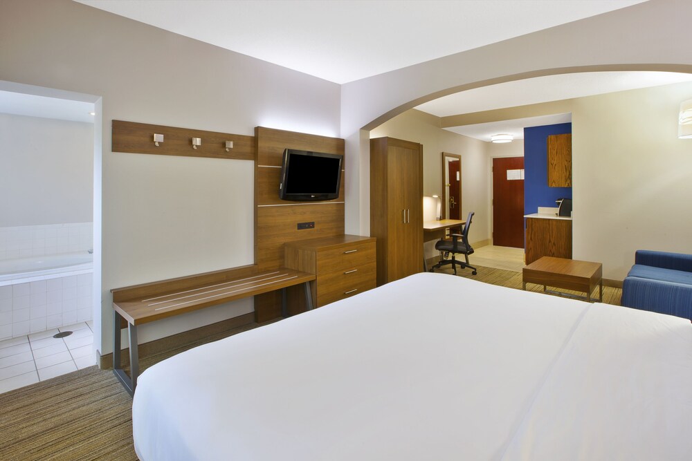 Room, Holiday Inn Express & Suites Milford, an IHG Hotel