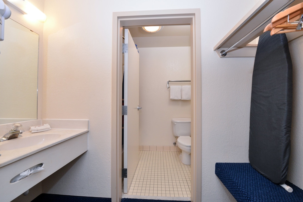 Bathroom, Red Roof Inn Clyde