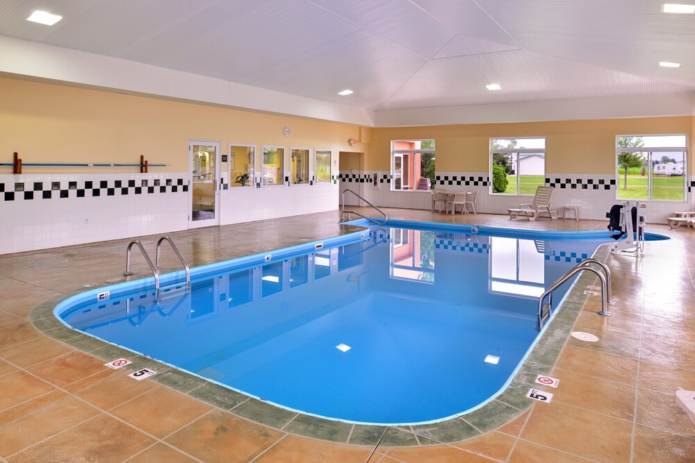 Indoor pool, Red Roof Inn Clyde