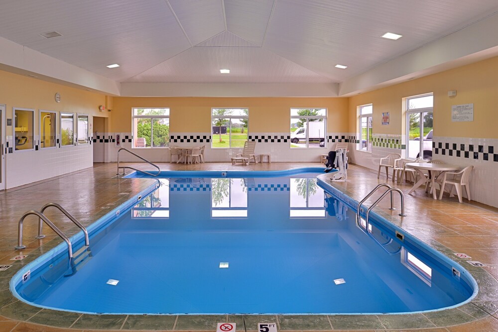 Indoor pool, Red Roof Inn Clyde