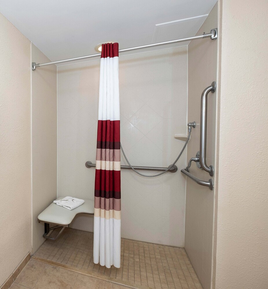 Bathroom, Red Roof Inn Clyde