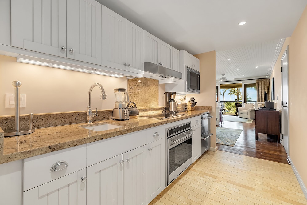 Private kitchen, Turtle Bay Resort