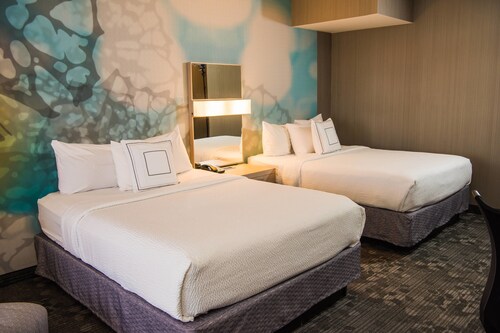 Hotels Near Splash Lagoon Erie Find Cheap 59 Hotel Deals