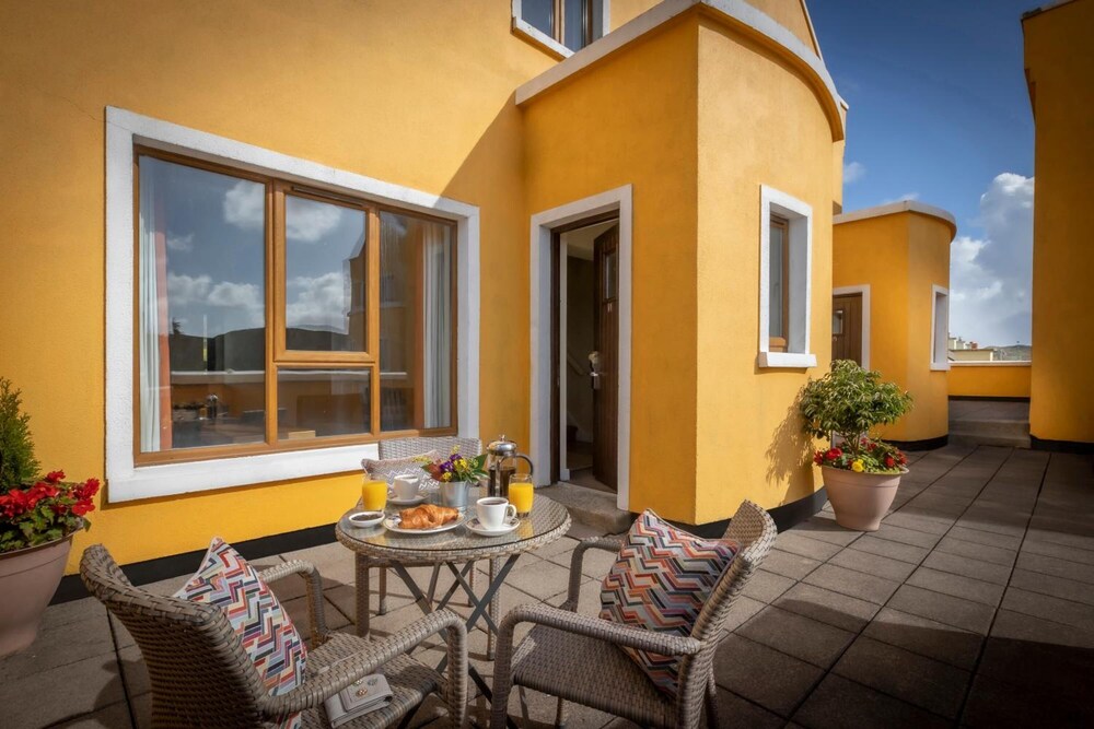 Balcony, Clifden Station House