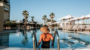 Una piscina cubierta, 2 piscinas al aire libre, tumbonas