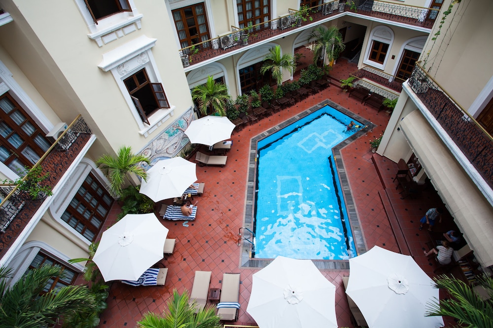 Outdoor pool, Hotel Majestic Saigon