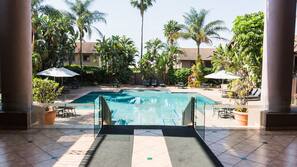 Piscine extérieure, parasols de plage, chaises longues