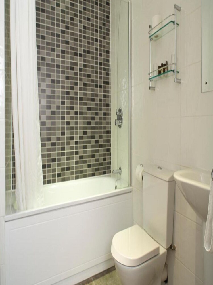 Bathroom, Mandolay Hotel Guildford