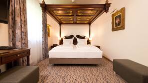 Hypo-allergenic bedding, in-room safe, desk, blackout curtains