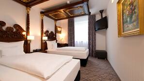 Hypo-allergenic bedding, in-room safe, desk, blackout curtains