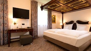 Hypo-allergenic bedding, in-room safe, desk, blackout curtains
