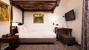 Hypo-allergenic bedding, in-room safe, desk, blackout curtains