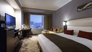Premium bedding, in-room safe, desk, blackout drapes