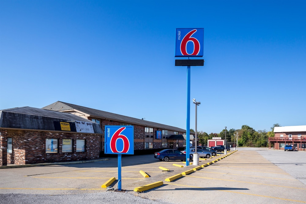 Motel 6 Troy, IL